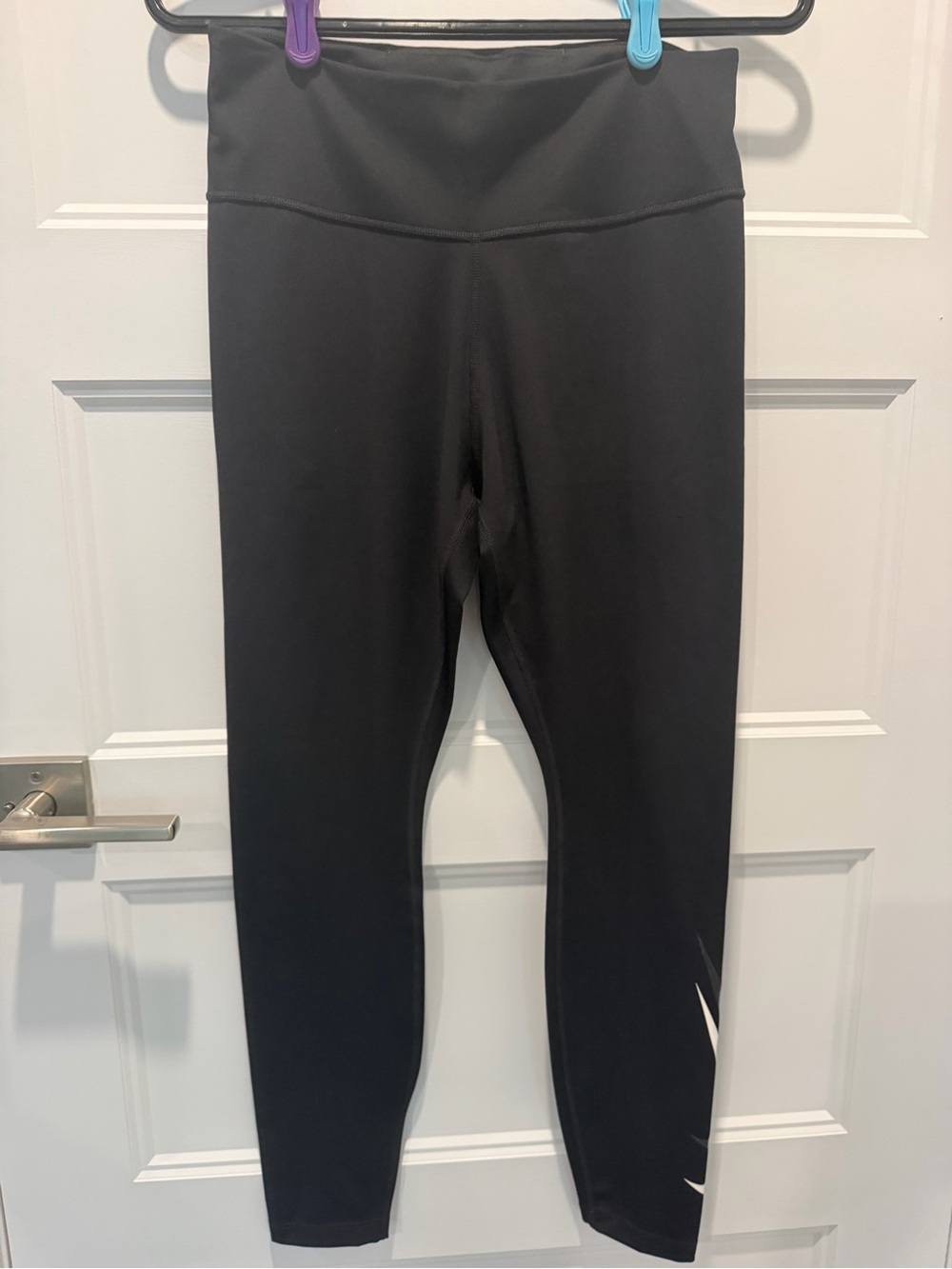 Nike Black Women’s Performance Leggings 7/8 length witj Swoosh Detail
